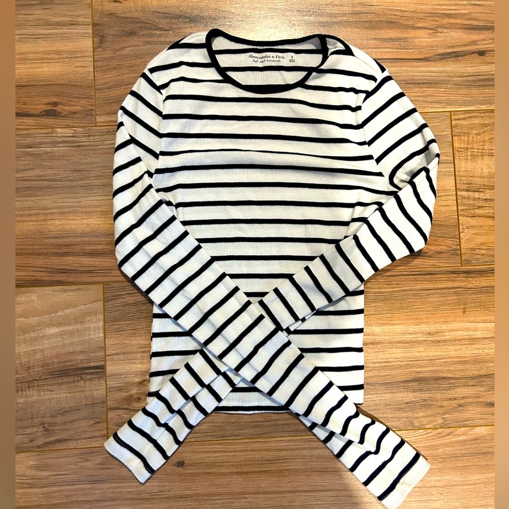 Abercrombie soft collection. Navy and white stripped cropped shirt. Size small.